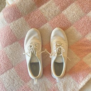 white nike shoes